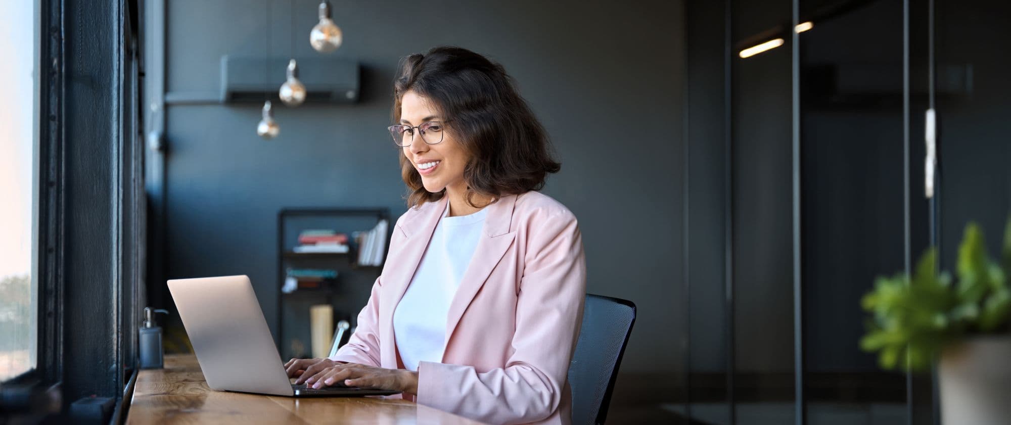 Doctor discussing IUI treatment options with patients